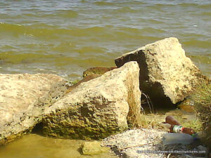 Камни на берегу Вандерленда в Николаеве.