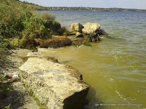 Камни на берегу Вандерленда в Николаеве.
