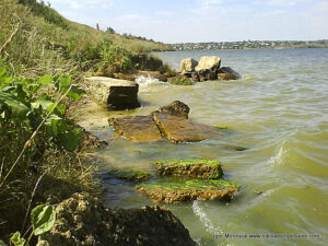 Камни на берегу Вандерленда в Николаеве.