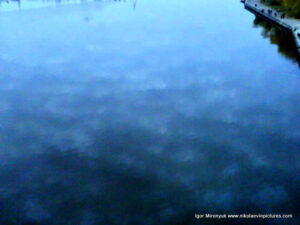 Клубки тумана на воде