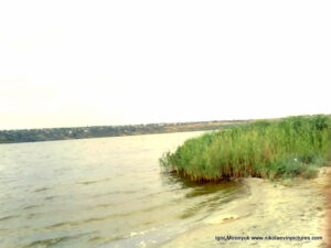 Вид с Лесковской косы на противоположный берег, в Николаеве.