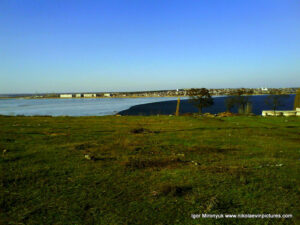 Река Южный Буг, наполовину замёрзшая, в Николаеве.