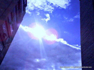 Солнечный свет из-за облаков.