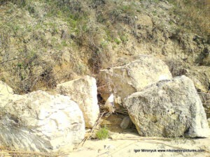 Скалы в Соляных