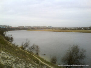 Улица Скалистая с видом на речку, Ракетное Урочище, Порожнечу и Северный.