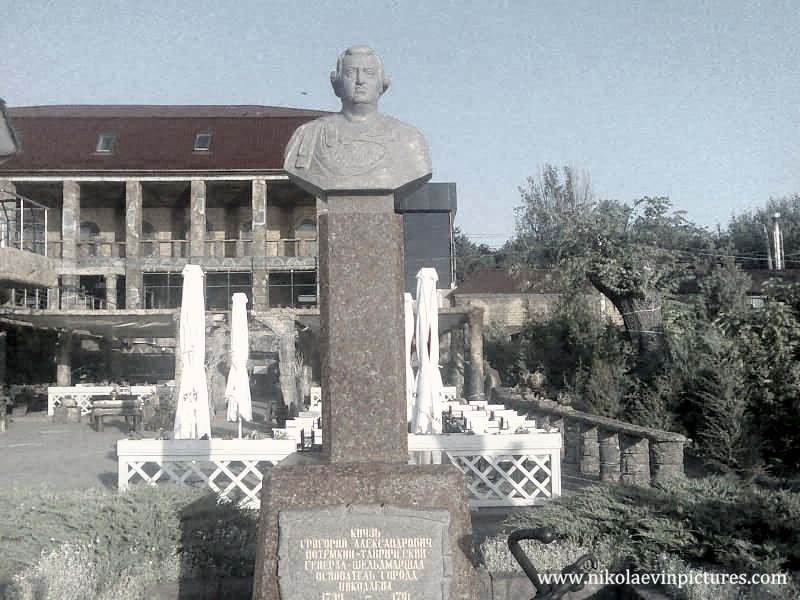 Памятник основателю Николаева Григорию Потёмкину в Николаевском Яхт-клубе.