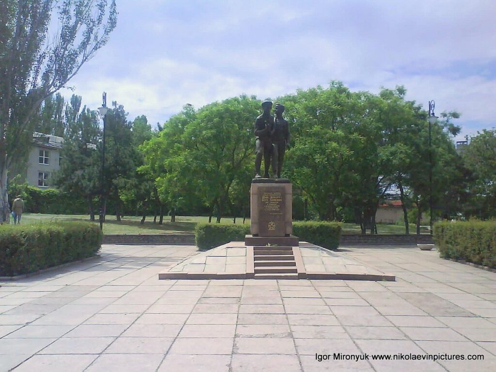 Памятник Шуре Коберу и Вите Хоменко в Николаеве.