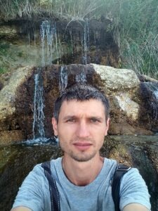 Автор Игорь Миронюк в Большой Коренихе, возле водопада.