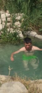 Автор Игорь Миронюк в роднике, в Большой Коренихе.