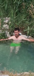 Автор Игорь Миронюк в роднике, в Большой Коренихе.