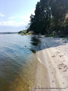Берег от пляжа "Первый" до водопада в Большой Коренихе.