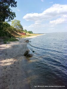 Берег от пляжа "Первый" до водопада в Большой Коренихе.