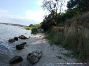 Берег от пляжа "Первый" до водопада в Большой Коренихе.