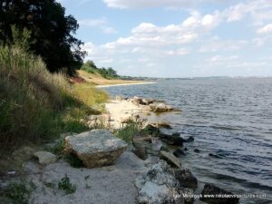Берег от пляжа "Первый" до водопада в Большой Коренихе.