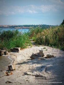 Берег от пляжа "Первый" до водопада в Большой Коренихе.