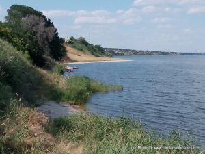 Берег от пляжа "Первый" до водопада в Большой Коренихе.