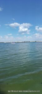 Бугский лиман и Намыв на той стороне. К водопаду в Большой Коренихе, в Николаеве, можно приплыть на катере или яхте.