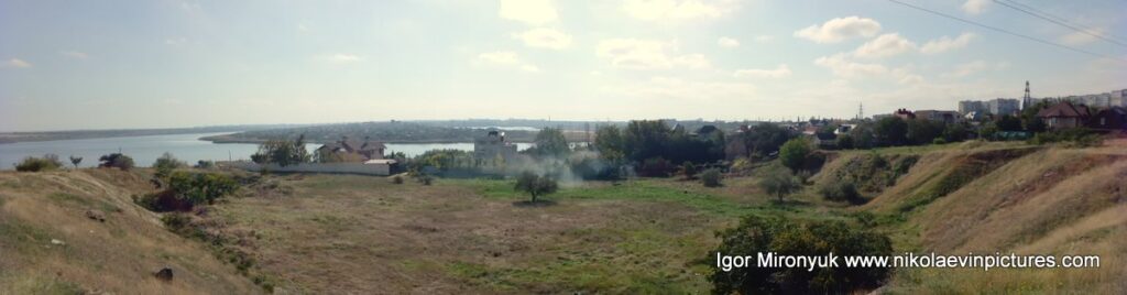 Дощина Порожнечи, с которой видно полуостров Ракетное Урочище в Николаеве.